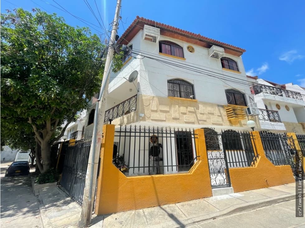SE VENDE CASA DE 3 NIVELES EN EL RODADERO