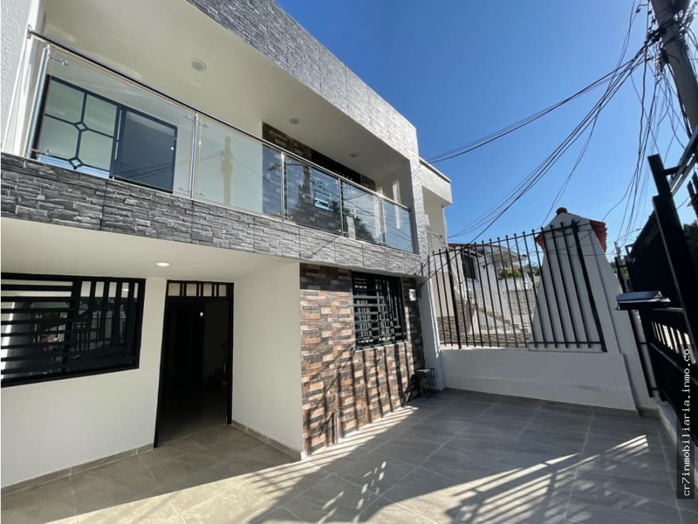 SE VENDE LUJOSA CASA EN EL JARDÍN